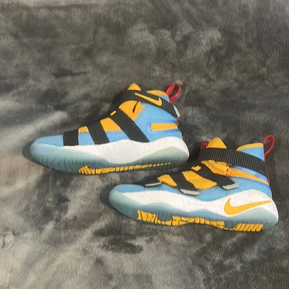 Lebron Soldier 11 FlyEase GS Sz 6.5Y University Gold/Blue EUC AJ6985-700 - Picture 2 of 6